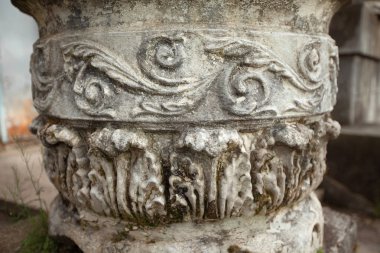 eski bir taş sütun üzerinde güzel desen