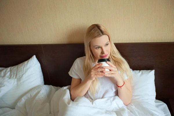 Schöne Junge Mädchen Bett Mit Einer Tasse Kaffee Morgen — Stockfoto