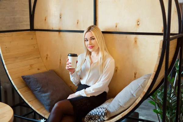 Schönes Junges Mädchen Weißem Hemd Mit Einer Tasse Kaffee Der — Stockfoto