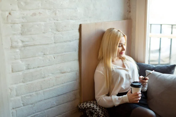 Schöne Junge Mädchen Einem Weißen Hemd Mit Einer Tasse Kaffee — Stockfoto