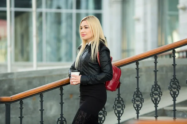 Frumoasă Fată Tânără Într Jachetă Neagră Aer Liber Ceașcă Cafea — Fotografie, imagine de stoc