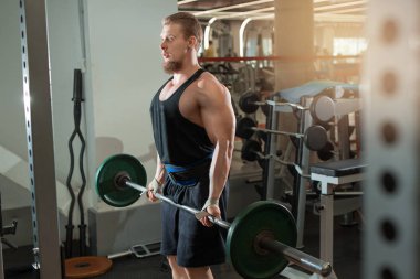 yakışıklı genç adam ile bir halter salonunda egzersiz