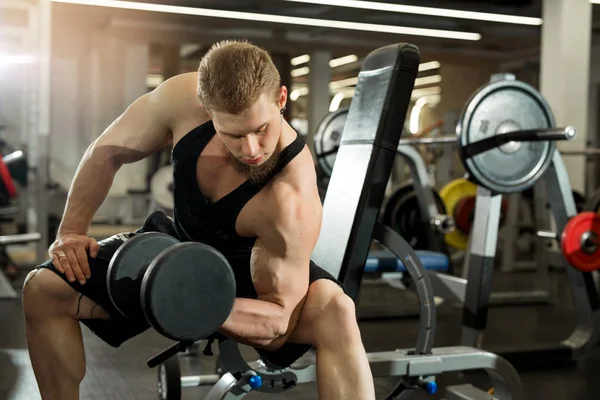 Joven Guapo Entrenamiento Con Pesas Gimnasio — Foto de Stock