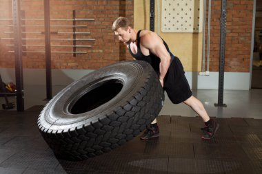 bir sakallı bir ağır tekerlek spor salonunda çekerek güzel adam