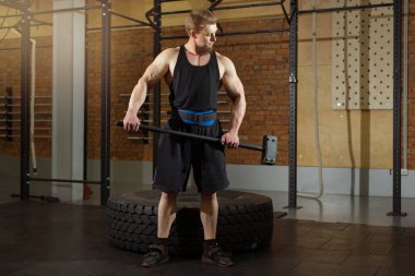 Sakallı yakışıklı bir adam şok vücut geliştirme'çapraz-sınıf salonunda devreye girer