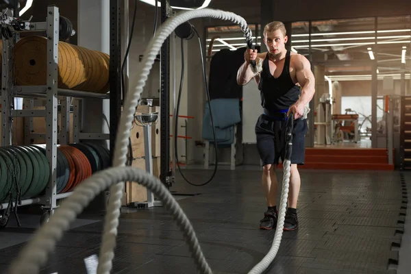 Homem Bonito Com Barba Está Envolvido Exercícios Com Cordas Ginásio — Fotografia de Stock