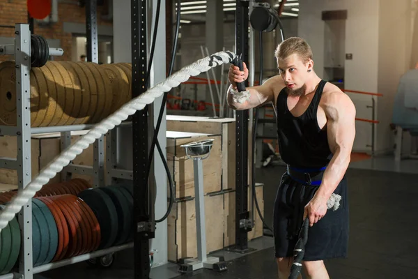 Hombre Guapo Con Barba Dedica Ejercicios Con Cuerdas Gimnasio — Foto de Stock