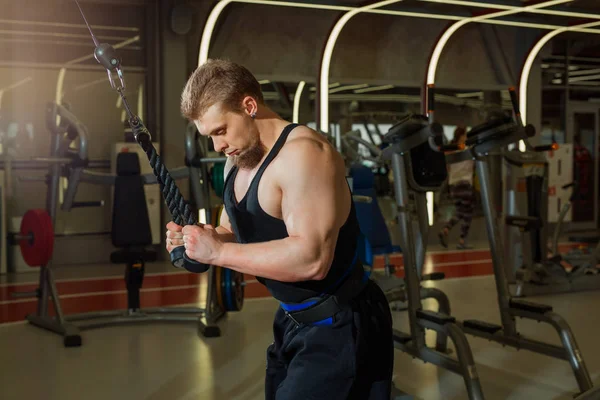 Joven Guapo Haciendo Deportes Gimnasio — Foto de Stock