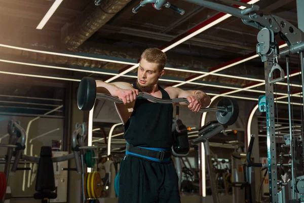 Joven Guapo Con Barba Haciendo Deporte Con Bar Gimnasio — Foto de Stock