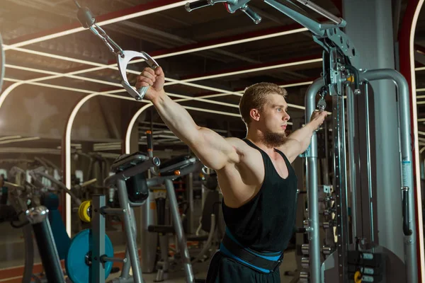 Joven Guapo Haciendo Deportes Simulador — Foto de Stock