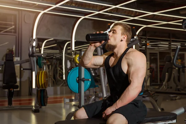 Joven Guapo Beber Agua Descansar Después Entrenar Gimnasio — Foto de Stock