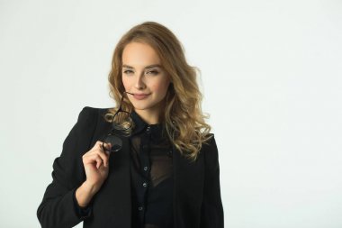 bir kurnaz dalgın bir beyaz zemin üzerine siyah ceketli güzel genç kız bak