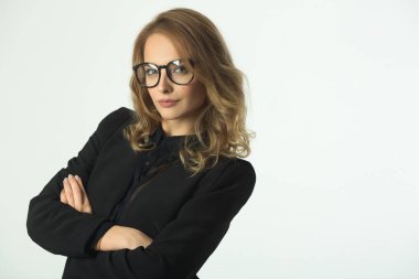 güzel, sıkı bir genç kız ile a dalgın bakmak beyaz bir arka plan üzerinde siyah ceket