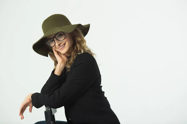 Schönes Junges Mädchen Mit Brille Und Hut Trägt Eine Schwarze — Stockfoto