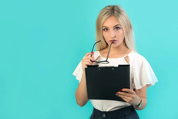 Hermosa Joven Con Una Carpeta Las Manos Sobre Fondo Azul — Foto de Stock