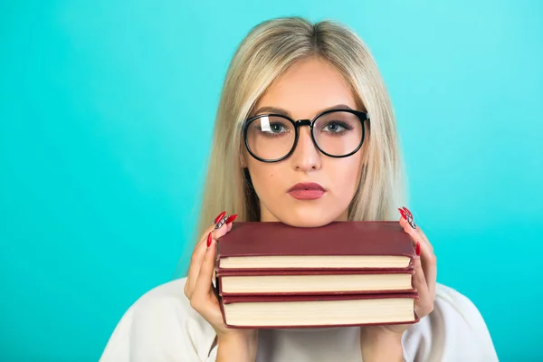 Schöne Junge Frau Mit Brille Hält Bücher Auf Blauem Hintergrund — Stockfoto