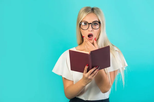 Bela Jovem Mulher Óculos Detém Livro Fundo Azul Com Rosto — Fotografia de Stock