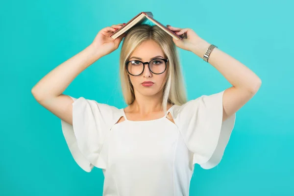 Hermosa Joven Gafas Sostiene Libro Sobre Cabeza — Foto de Stock