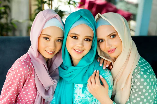 Tiga Wanita Muda Yang Cantik Dalam Pakaian Muslim — Stok Foto