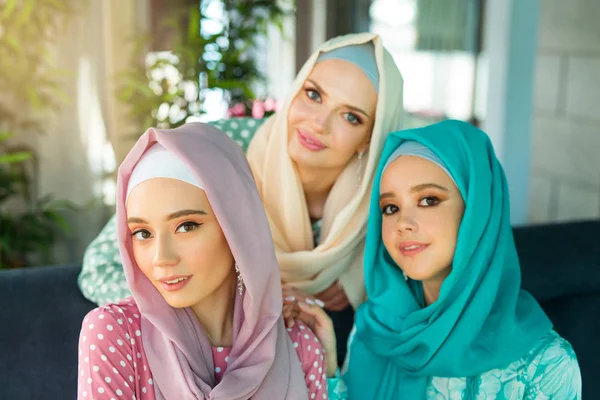 Tiga Wanita Muda Yang Cantik Dalam Pakaian Muslim — Stok Foto