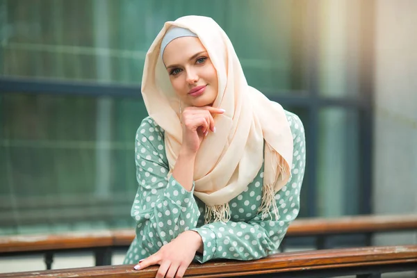 穿着穆斯林服装的年轻漂亮女人 — 图库照片