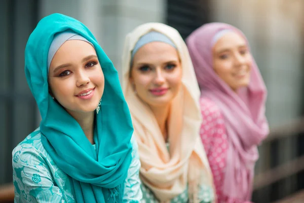 Tres Hermosas Mujeres Jóvenes Vestidos Musulmanes —  Fotos de Stock