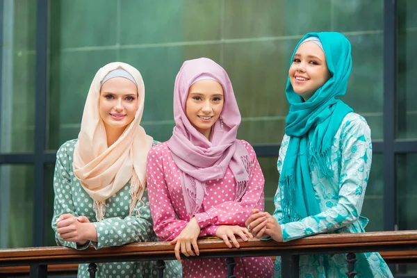 Tiga Wanita Muda Yang Cantik Dalam Pakaian Muslim — Stok Foto