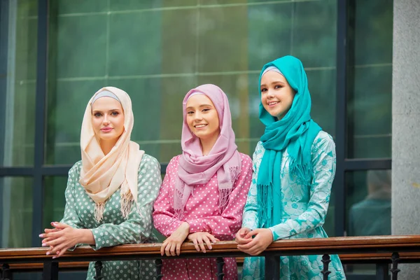 Tiga Wanita Muda Yang Cantik Dalam Pakaian Muslim — Stok Foto