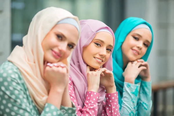 Drei Schöne Junge Frauen Muslimischen Kleidern — Stockfoto