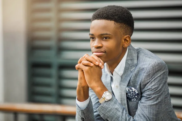 Schöner Junger Afrikanischer Mann Schwarzem Shirt — Stockfoto