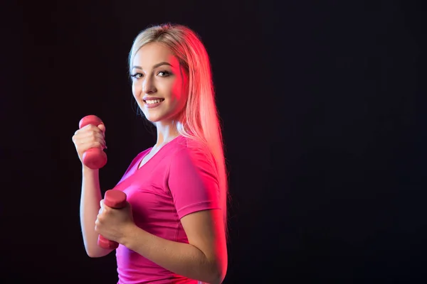 Schöne Junge Frau Sportbekleidung Auf Schwarzem Hintergrund Mit Hanteln Den — Stockfoto