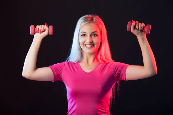 Hermosa Joven Ropa Deportiva Sobre Fondo Negro Con Mancuernas Las — Foto de Stock