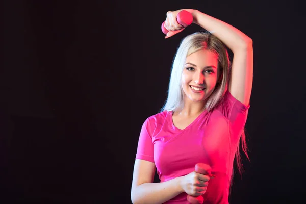 Hermosa Joven Ropa Deportiva Sobre Fondo Negro Con Mancuernas Las — Foto de Stock