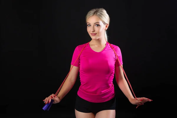 Schöne Junge Frau Sportbekleidung Mit Springseil Auf Schwarzem Hintergrund — Stockfoto