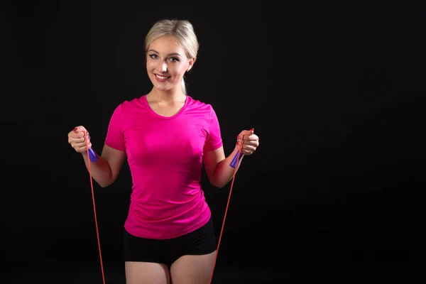 Hermosa Joven Ropa Deportiva Con Una Cuerda Saltando Sobre Fondo — Foto de Stock