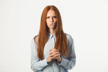 Beyaz arka planda kızıl saçlı güzel bir genç kadın.