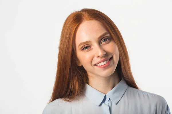 Mooie Jonge Vrouw Met Rood Haar Een Witte Achtergrond — Stockfoto