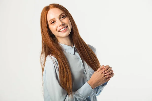 Bela Jovem Mulher Com Cabelo Vermelho Fundo Branco — Fotografia de Stock