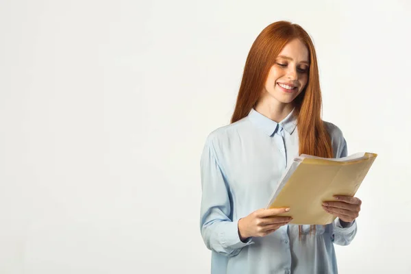 Hermosa Joven Con Pelo Rojo Con Una Carpeta Documentos Mano — Foto de Stock