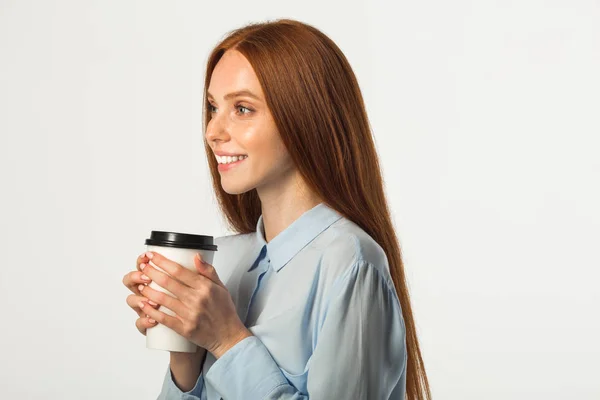 Красивая Молодая Женщина Рыжими Волосами Напитком Руке Белом Фоне — стоковое фото