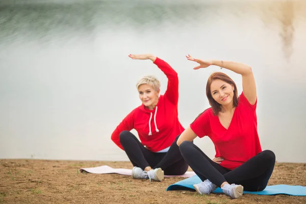 Две Стильные Взрослые Женщины Летом Занимаются Спортом Свежем Воздухе — стоковое фото