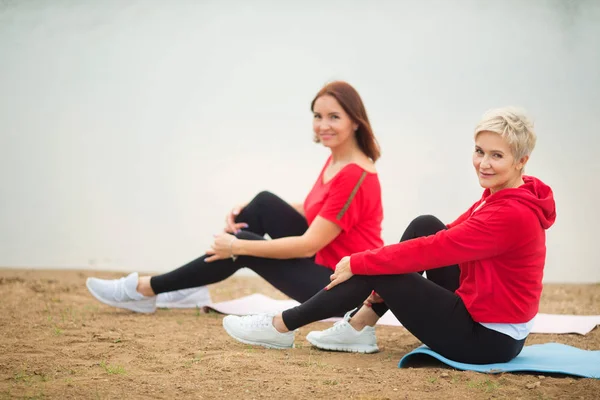 Twee Stijlvolle Volwassen Vrouwen Doen Buitensporten Zomer — Stockfoto