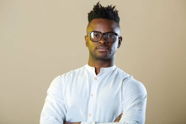 Gözlüklü ve beyaz gömlekli yakışıklı bir Afrikalı.