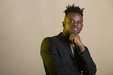 Siyah takım elbiseli yakışıklı bir Afrikalı.