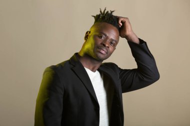 Siyah takım elbiseli yakışıklı bir Afrikalı.