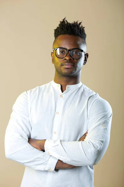 Guapo Joven Africano Con Gafas Una Camisa Blanca — Foto de Stock