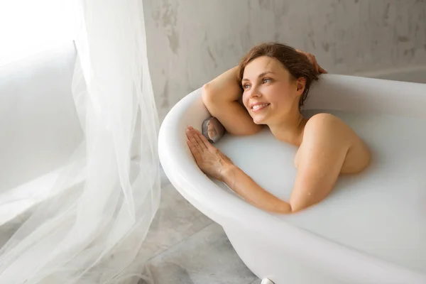Schöne Junge Frau Wäscht Sich Einem Bad Mit Milch — Stockfoto