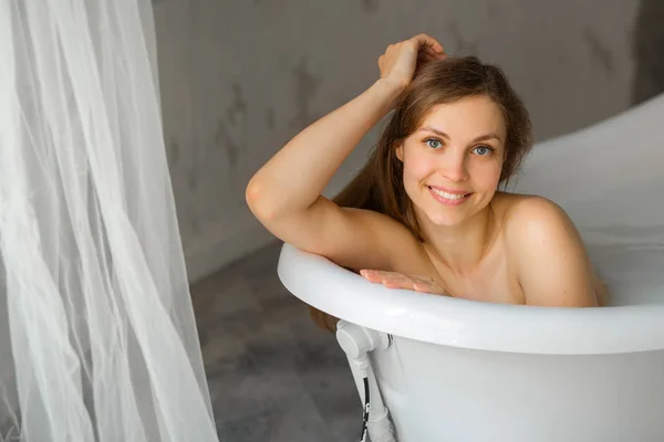 Wanita Muda Yang Cantik Mencuci Kamar Mandi Dengan Susu — Stok Foto
