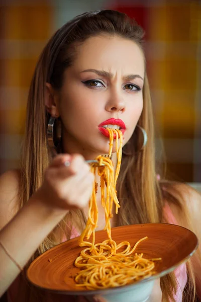 Schöne Junge Frau Mit Make Isst Spaghetti Einem Restaurant — Stockfoto