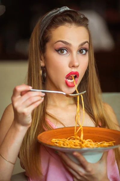 Belle Jeune Femme Maquillée Mange Des Spaghettis Dans Restaurant — Photo